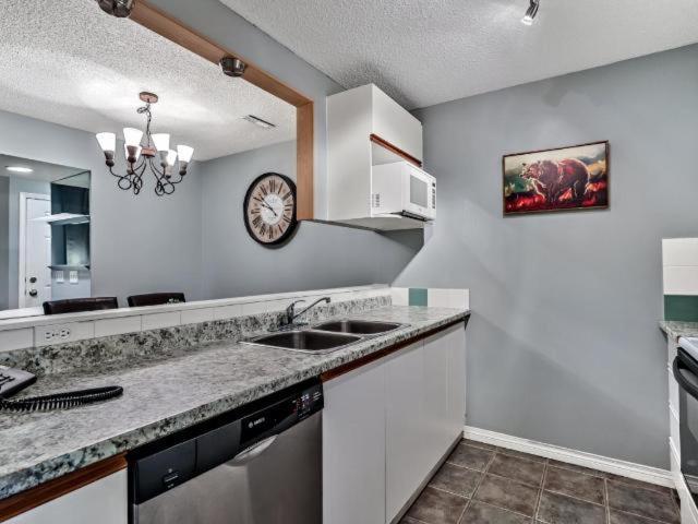 New! Cozy Rocky Mountain Chalet Managed By Little Sister Getaways Canmore Buitenkant foto